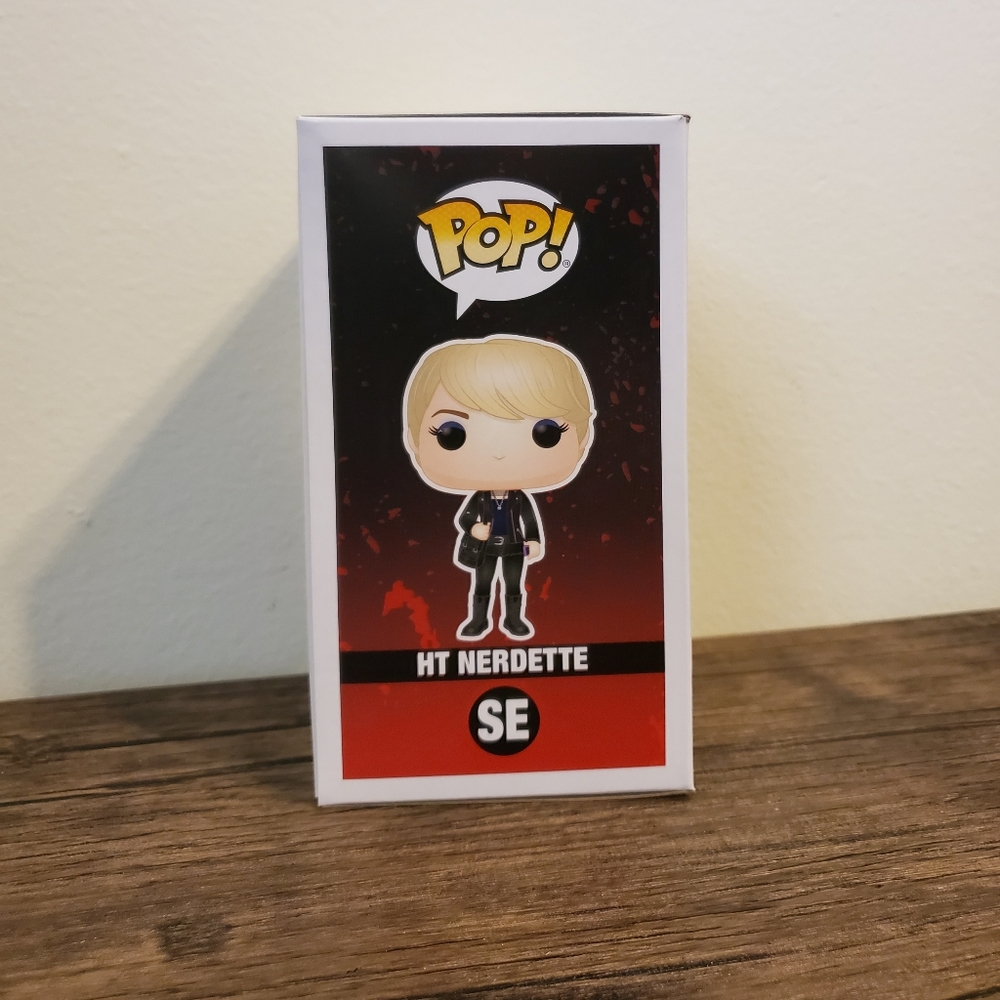 POP! Hot Topic Nerdette - Picture 4 of 6